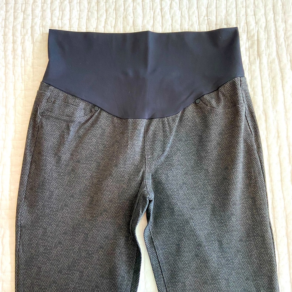 Maternity Liverpool Jeans Company Pants. Dark gray print. Size 14